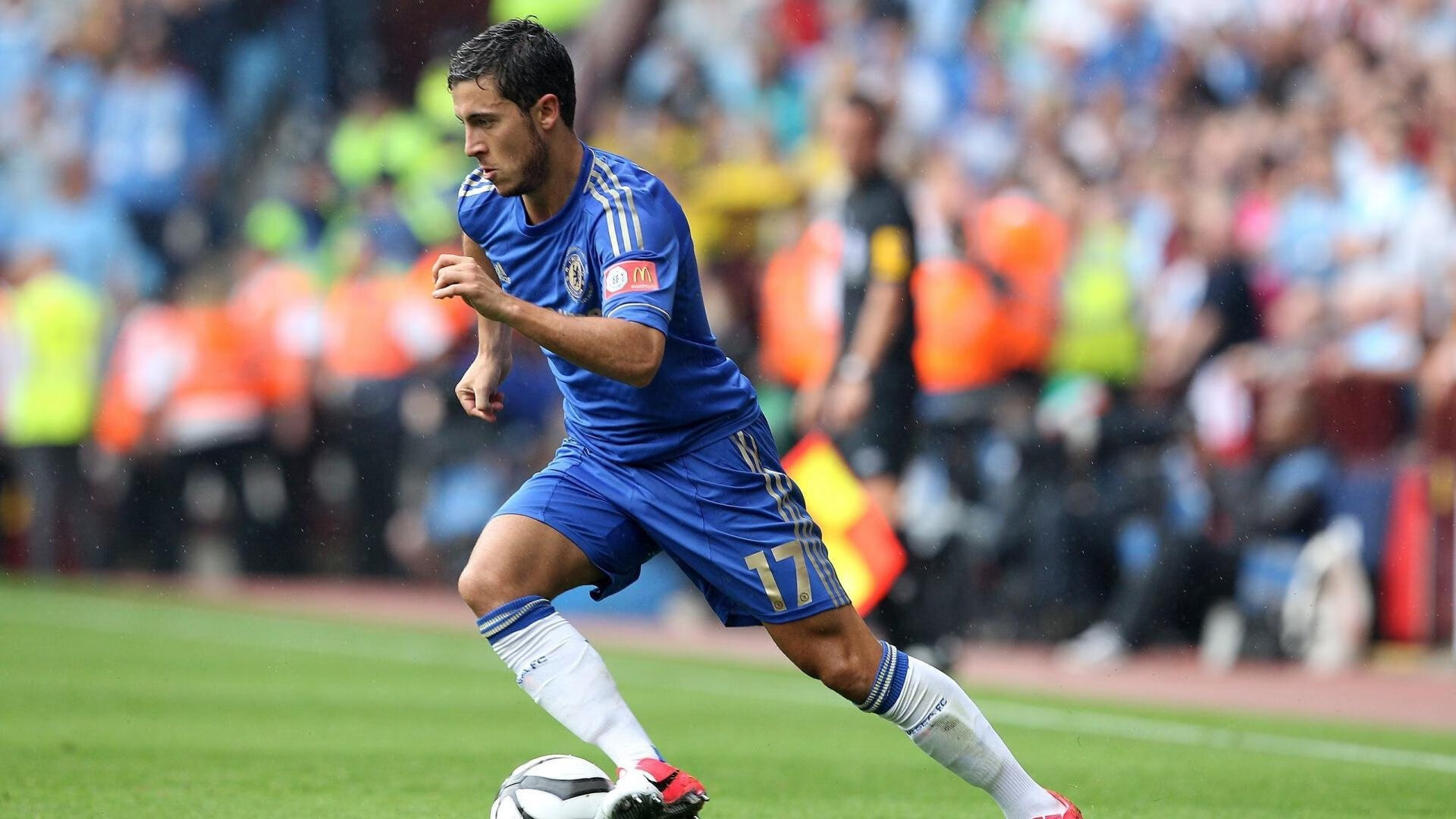 开云网址-球场下雪太大，瑞士球员主动帮裁判扫线，瑞士球员受伤